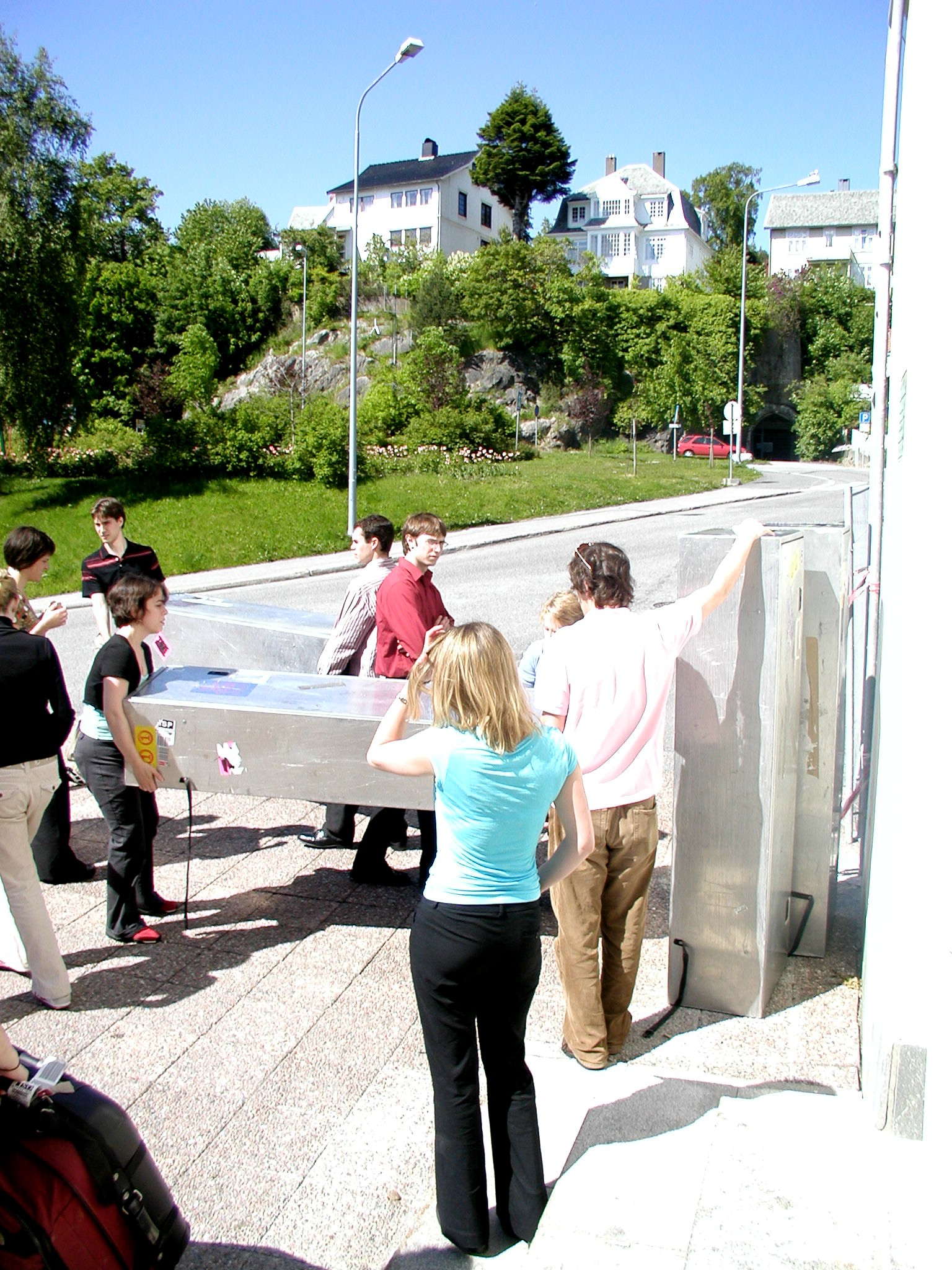Molde crew unloads