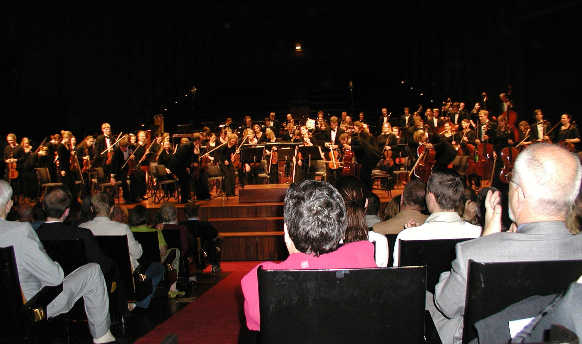 Full orchestra bow